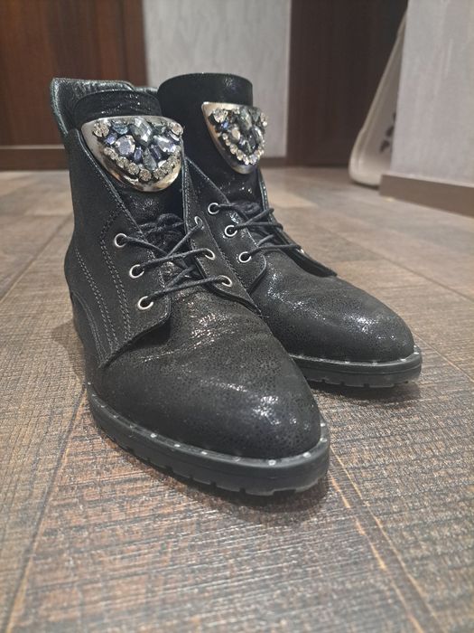 Черни кожени обувки Бианки с камъчета