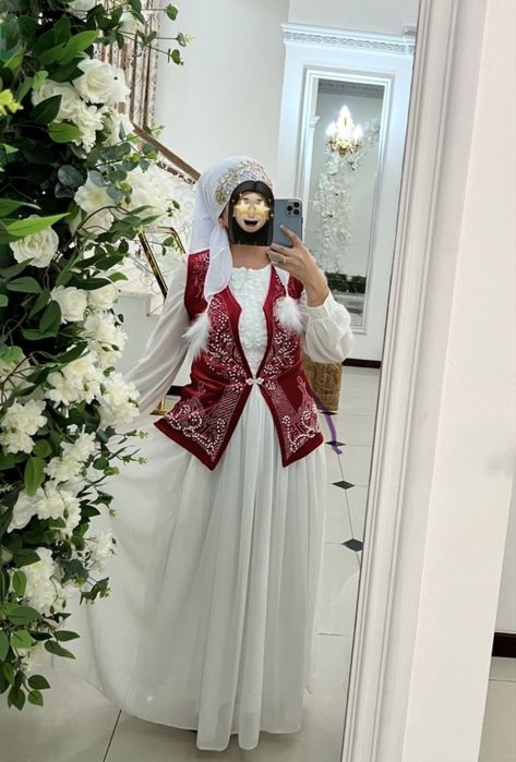 Ақ көйлекпен көкірекше