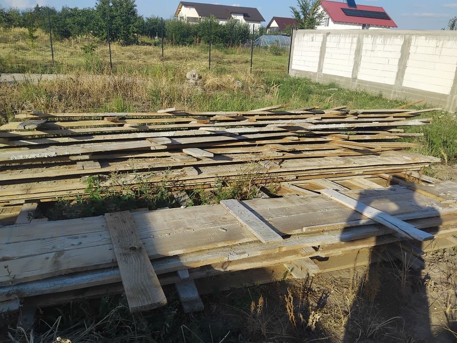Vând scândură pentru construcții