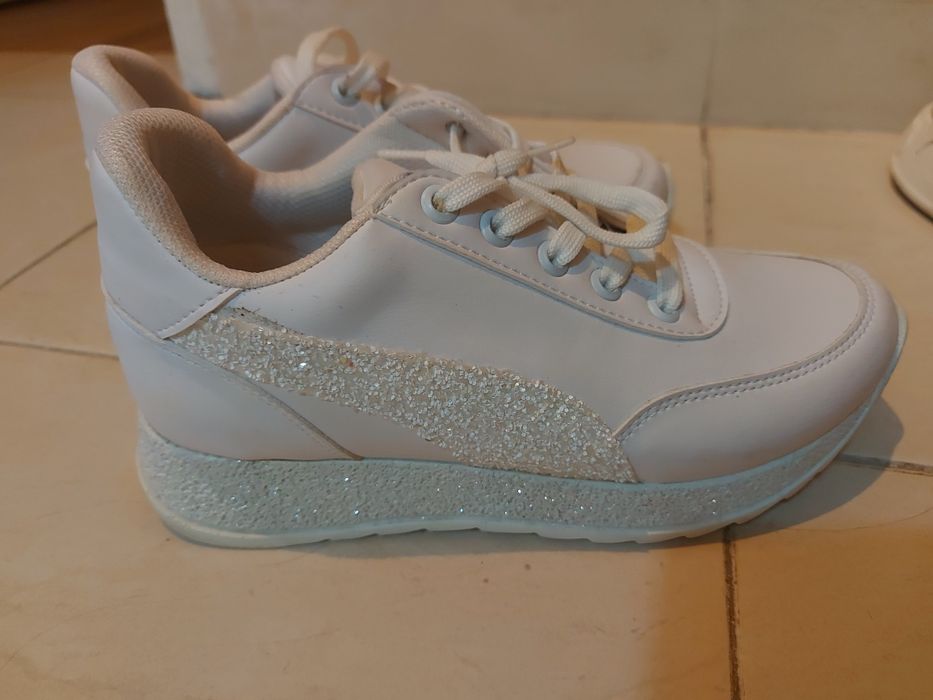 Бели маратонки с лек брокат