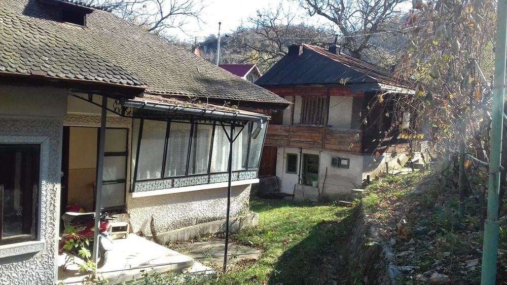 Vand casa batranessca cu teren 1000mp
