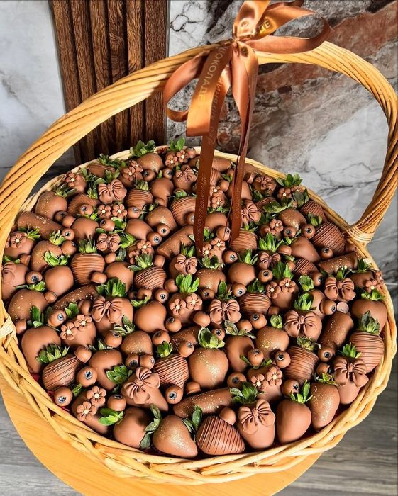 Клубника в шоколаде. Фрукты в шоколаде. Подарки