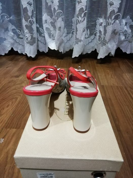 Продаются  Женские кожаные босоножки