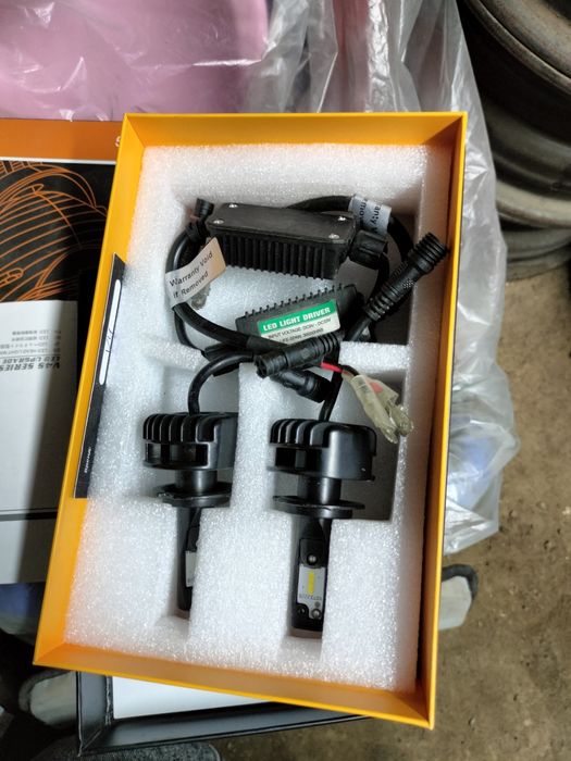 Продам лампочки би лёд и регистратор