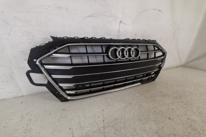 Ауди А4 / Audi A4 Оригинална централна решетка на радиатора в добро съ