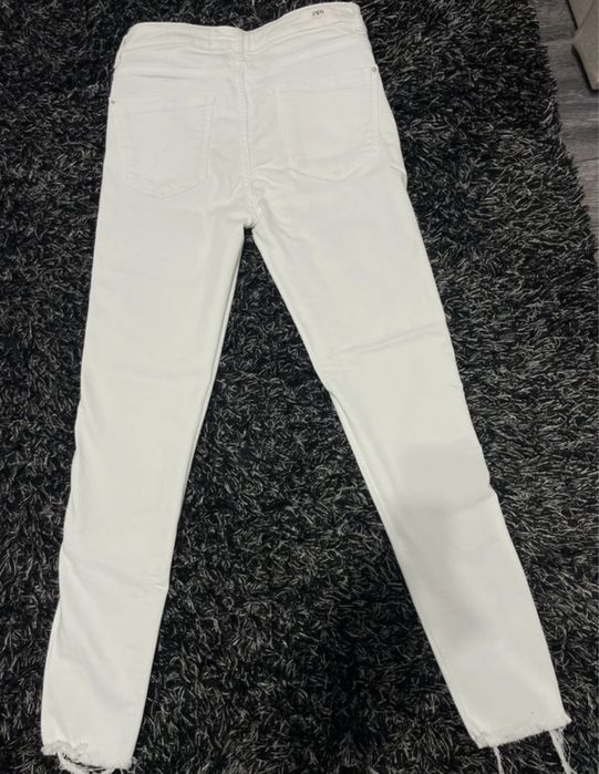Blugi skinny albi Zara marimea 36,stare foarte buna,purtati o singira data