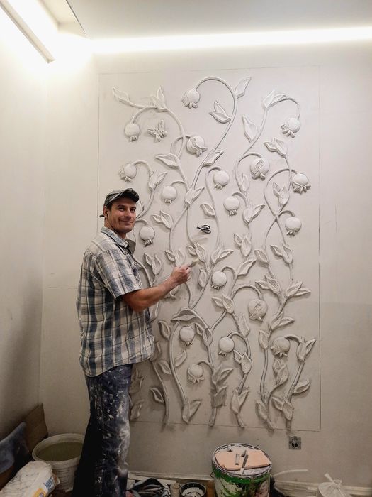 Барельеф,  художник в Алматы.