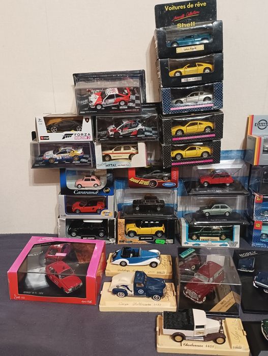 Колекция умалени модели дайкаст diecast