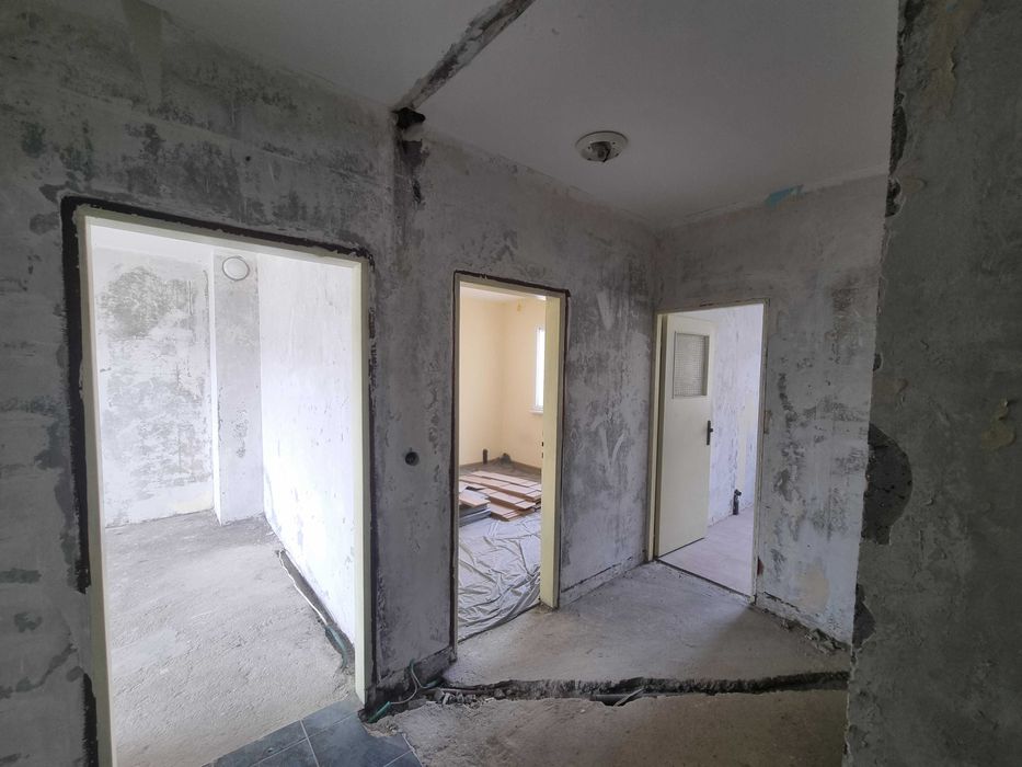 Двустаен апартамент за продажба в саниран блок в кв. Струмско