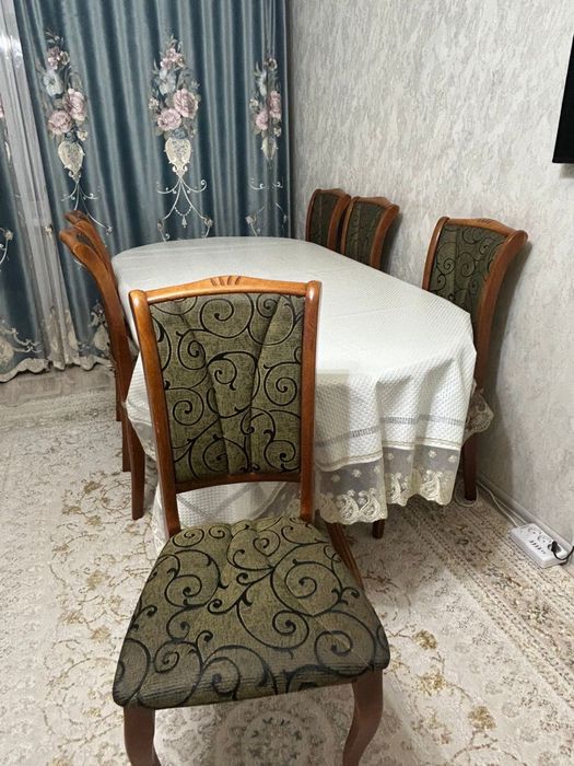 Стол со стульями для гостиной