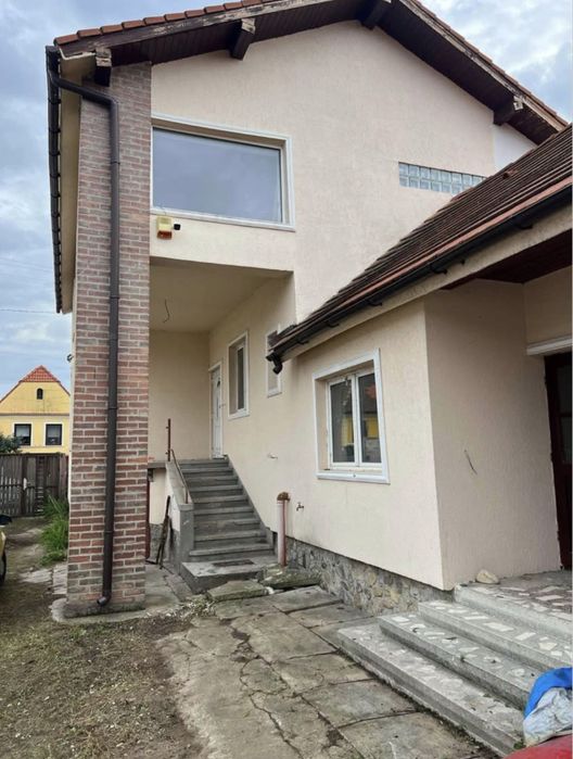 Inchiriez casa 5 camere / curte/ cristian