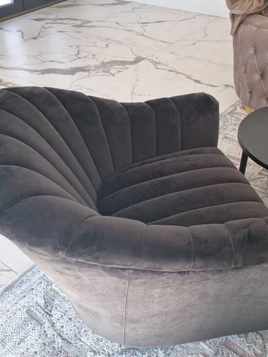 Vând fotoliu rotativ negru din catifea
