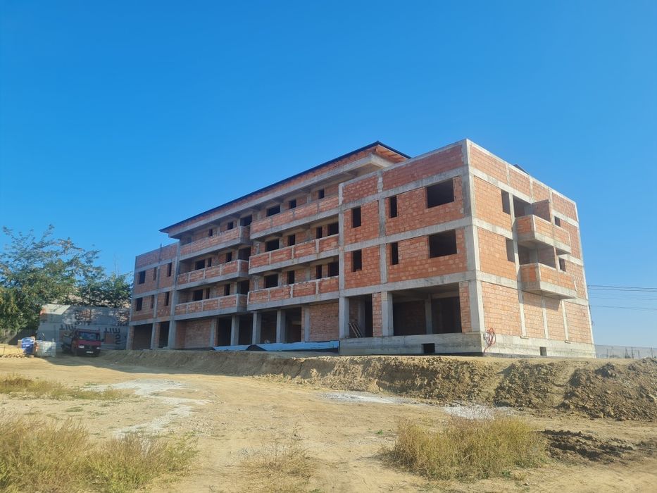 Executam case ,vile la rosu