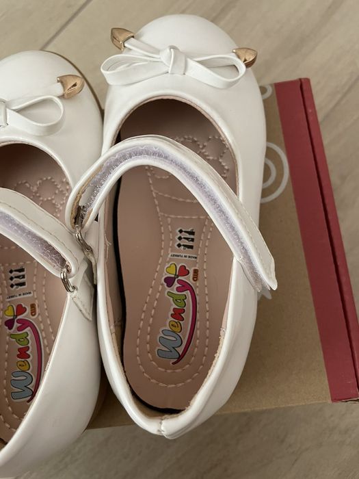 Бели лачени обувки