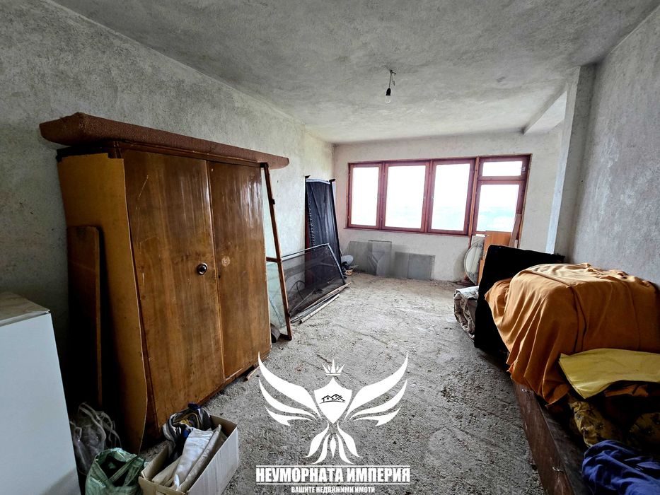 Продавам тристаен апартамент 128кв. с гараж, таван и изба в гр.Хисаря