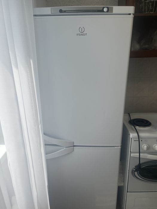 Холодильник б/у Indesit