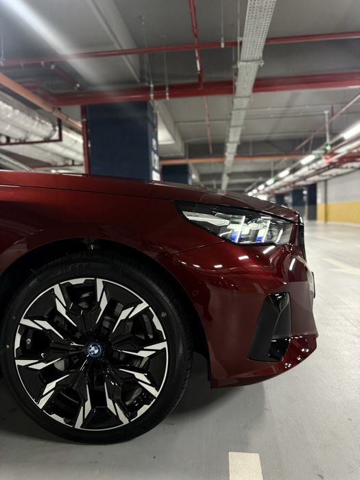 BMW i5 Full position