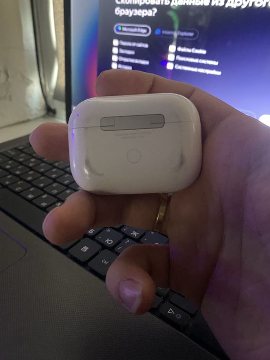 Продается кейс AirPods оригинал