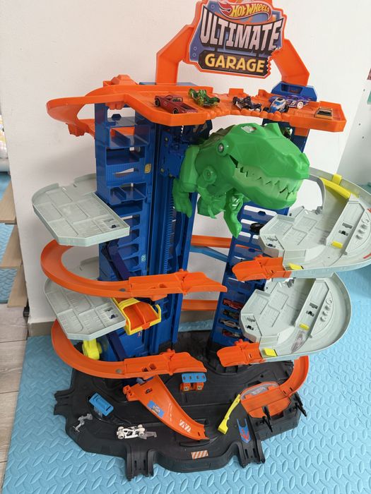 Jucarii Hotwheels - parcare mare si circuit