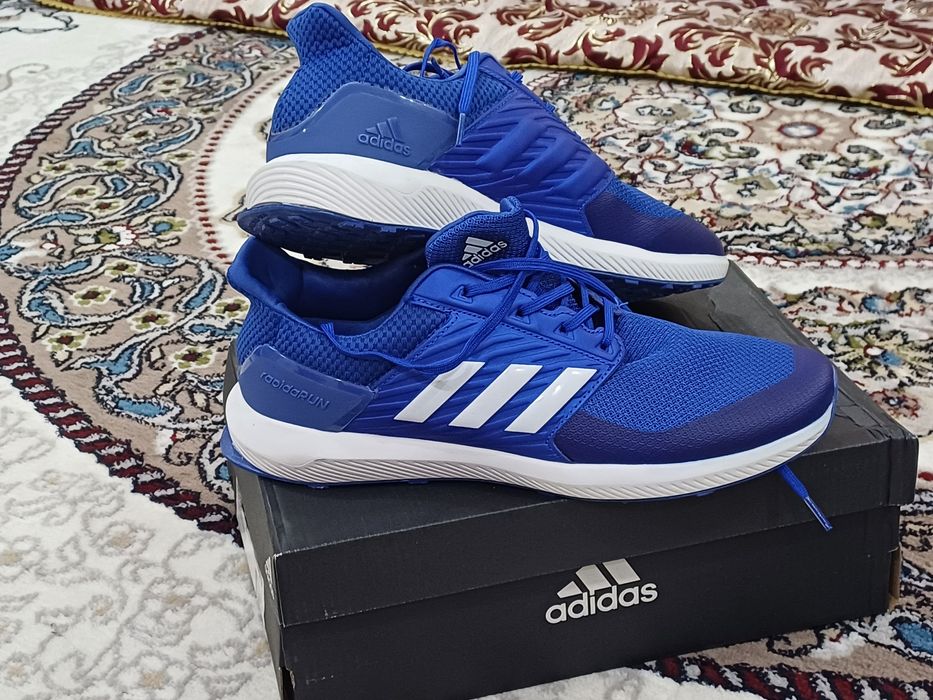 Adidas кроссовки новые