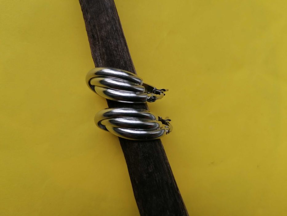 Продавам чисто нови обеци от медицинска стомана. Цената е за чифт.