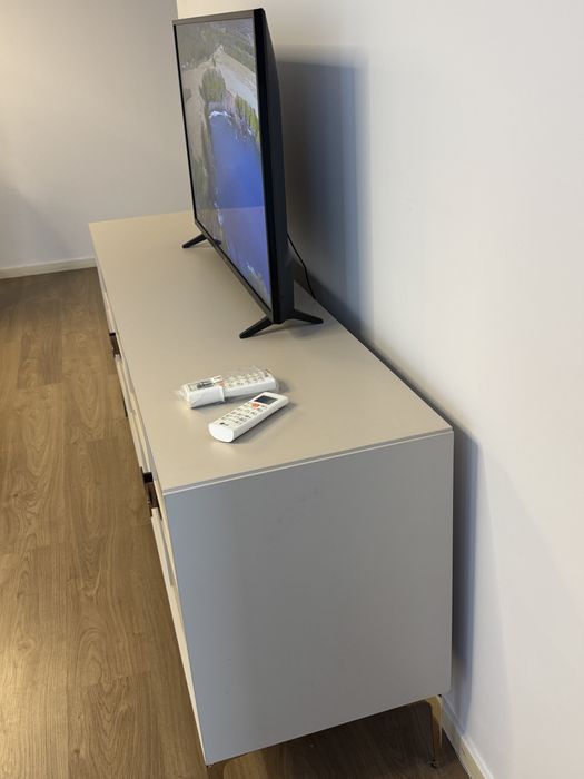 Vand comoda TV impecabila Casmir