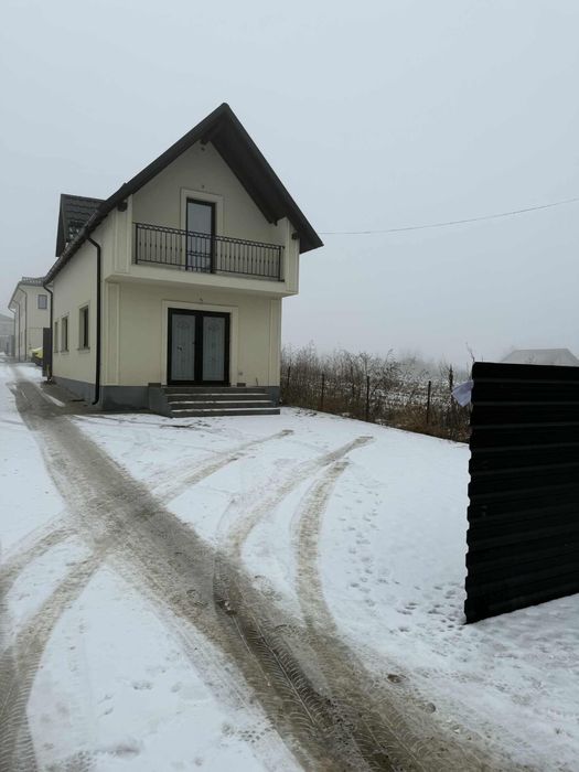 Inchiriez casa Lisaura