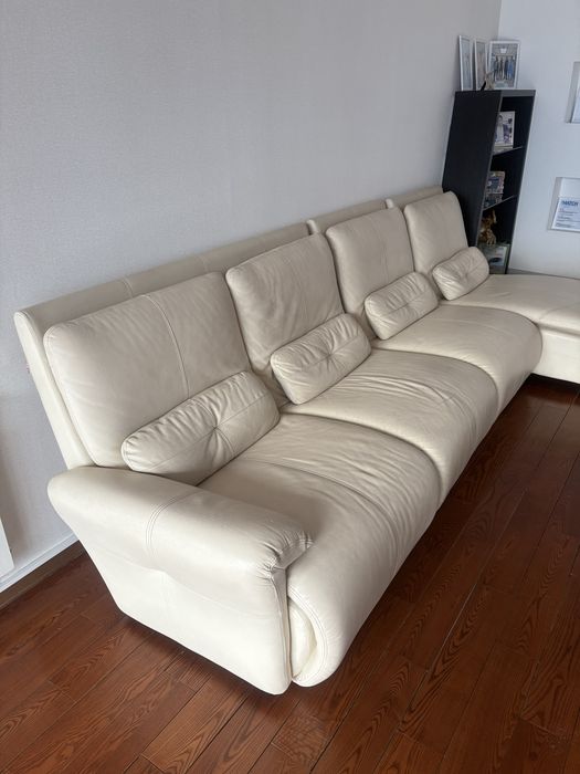 Продам диван кожанный.