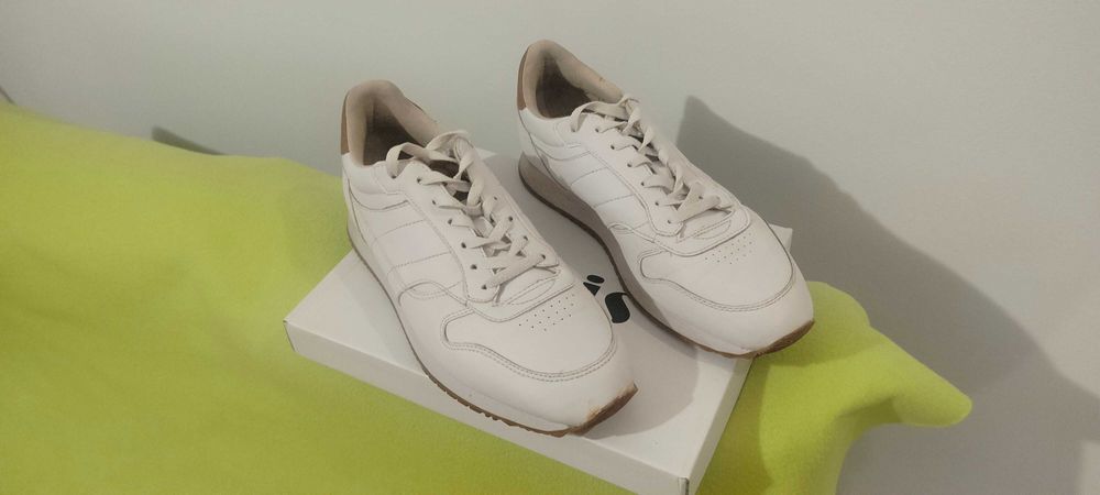 Бели обувки Pull and Bear