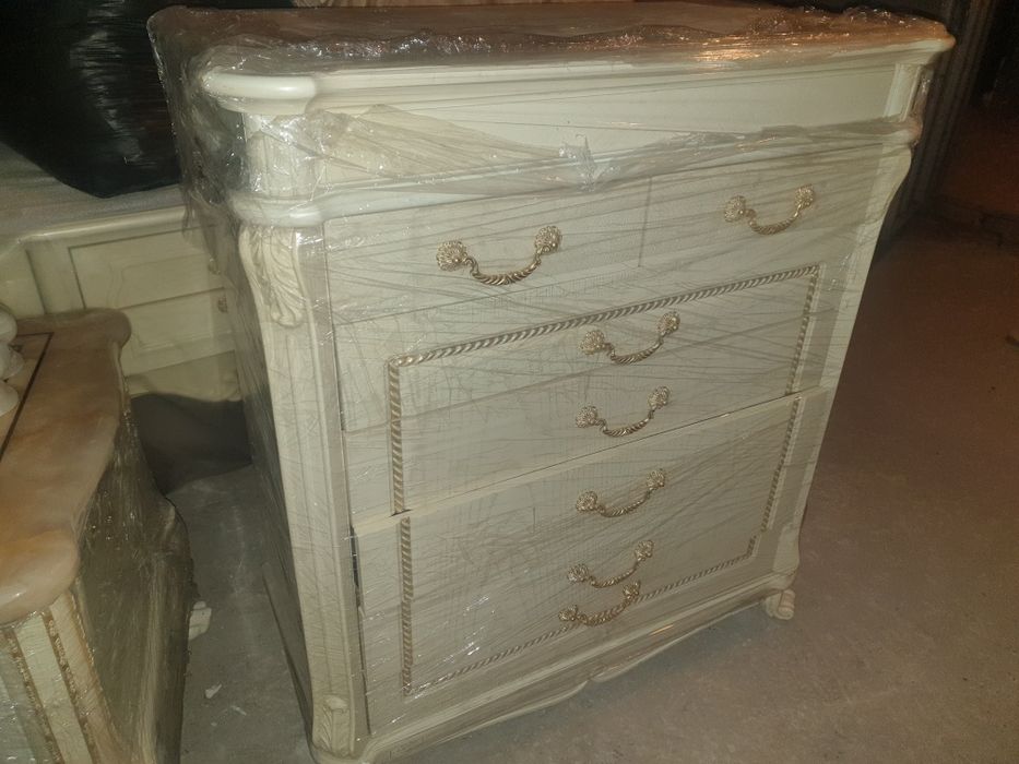 Классический спальный гарнитур