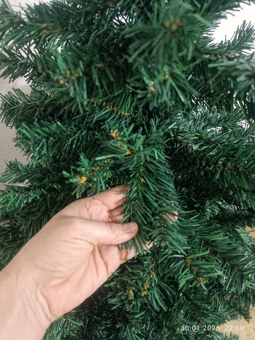 Продам ёлку высота 1,4 м + игрушки