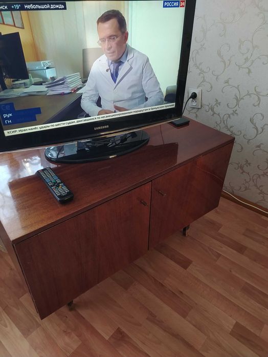 Продам тумбочку полированную