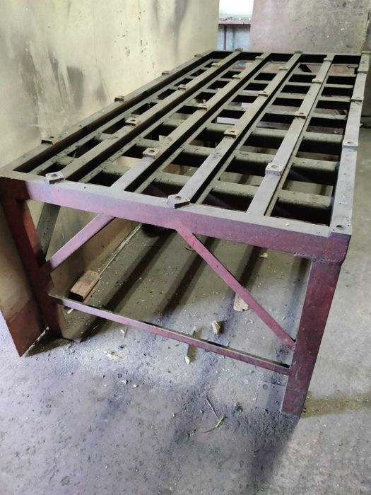 Vand doua structuri metalice pentru masa de lucru.