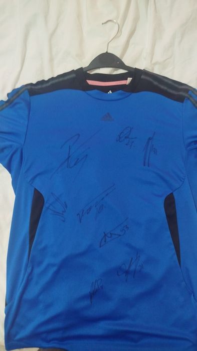 Tricou semnat de jucătorii FCSB