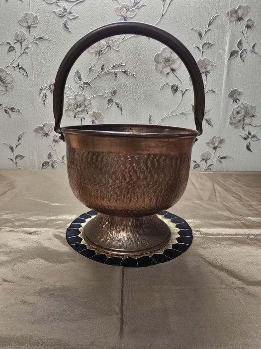 Vas decorativ din cupru ciocănit cu toartă fixă
