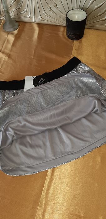 Bershka, cu paiete, măr L, nouă.