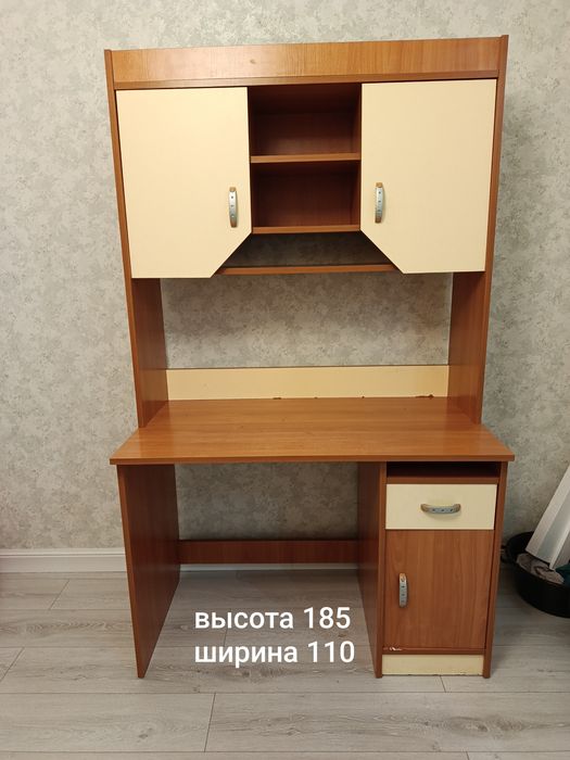 Рабочий стол и шкаф