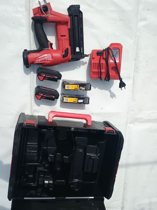 Pistol cuie milwaukee fn18gs . Set cu 2 baterii cutie și incarcator