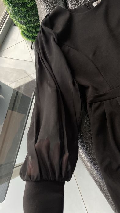 Прекрасен стилен гащеризон с красив ръкав от тюл