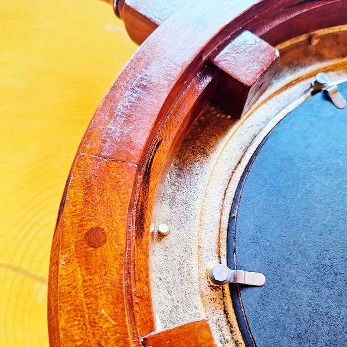 Луксозен стенен часовник с формата на рул, щурвел