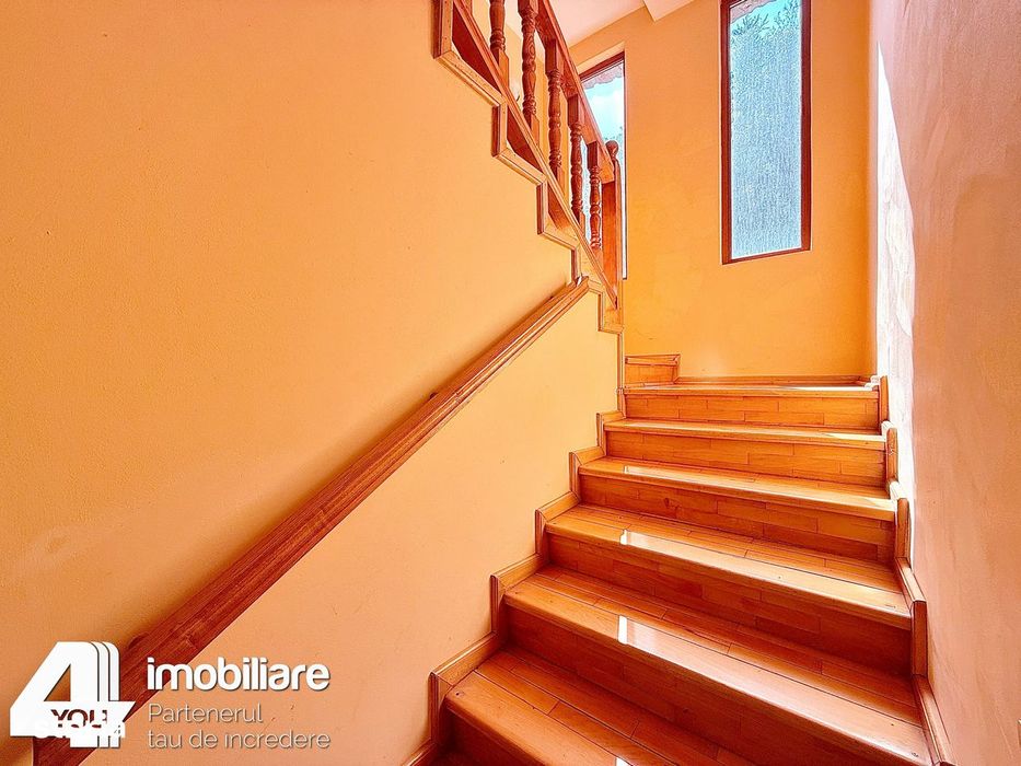 Clădire în Moneasa cu 9 camere: pensiune, azil bătrâni, casă vacanță