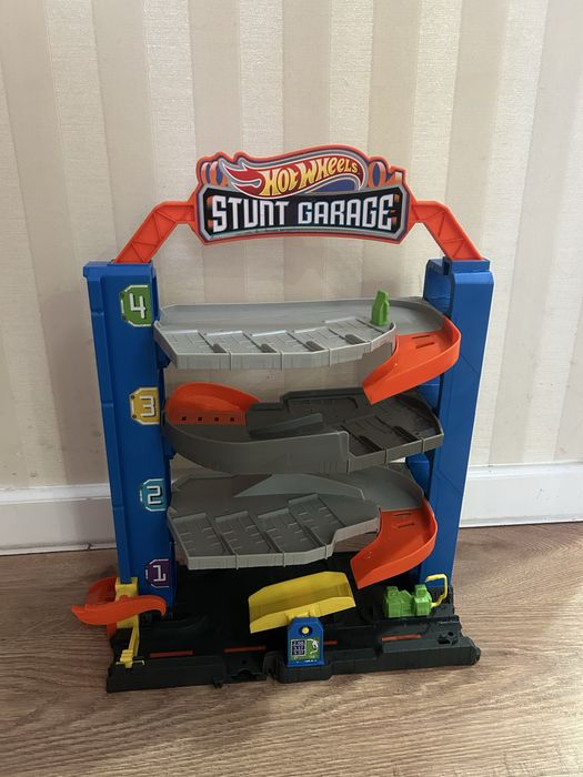 HotWeels stunt garage