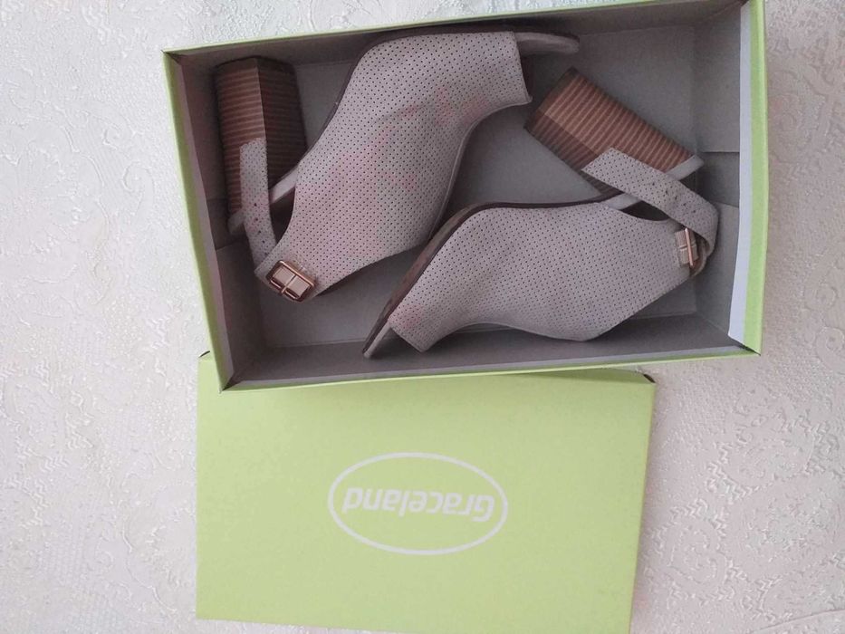 високи сиви сандали