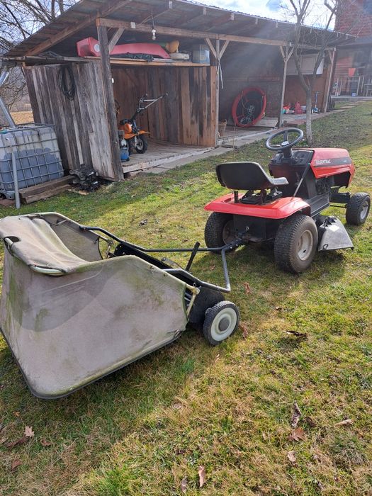 Tractoras tuns gazon cu grebla