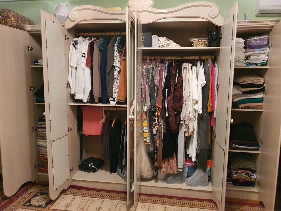 Срочно спальни гарнитур сотилади