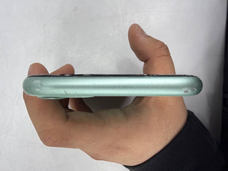 продам iPhone 11