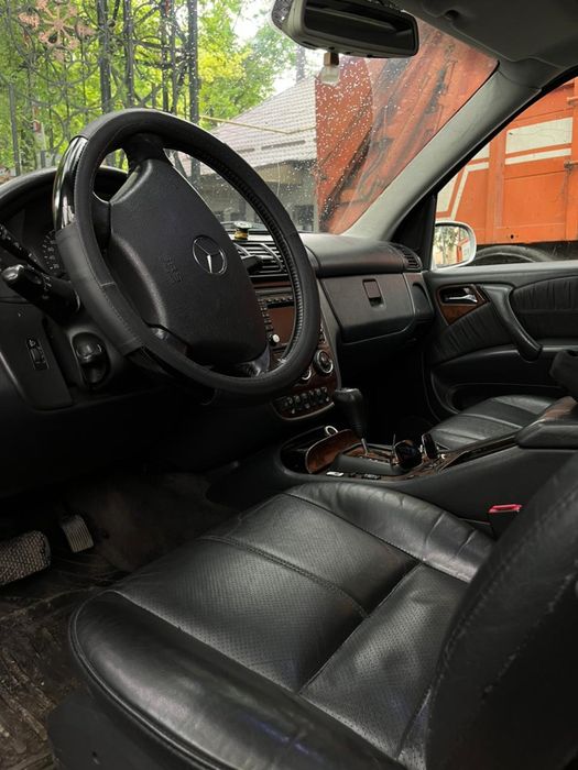 Мерседес  ML 350 в отличном состоянии.