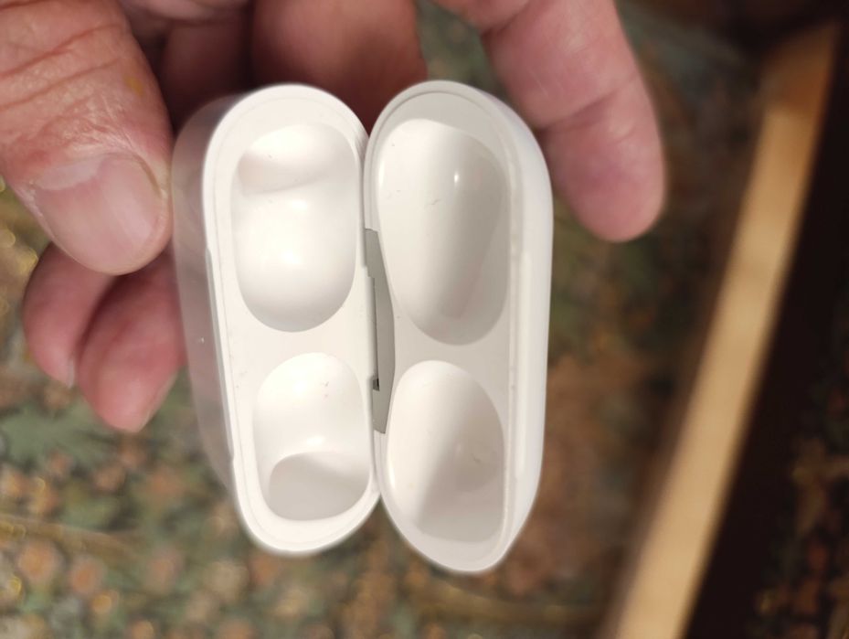 Продам кейс от Apple airpods pro, недорого