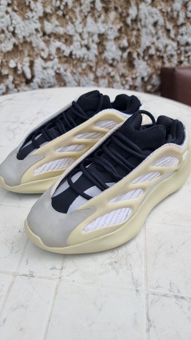 Adidas Yeezy 700