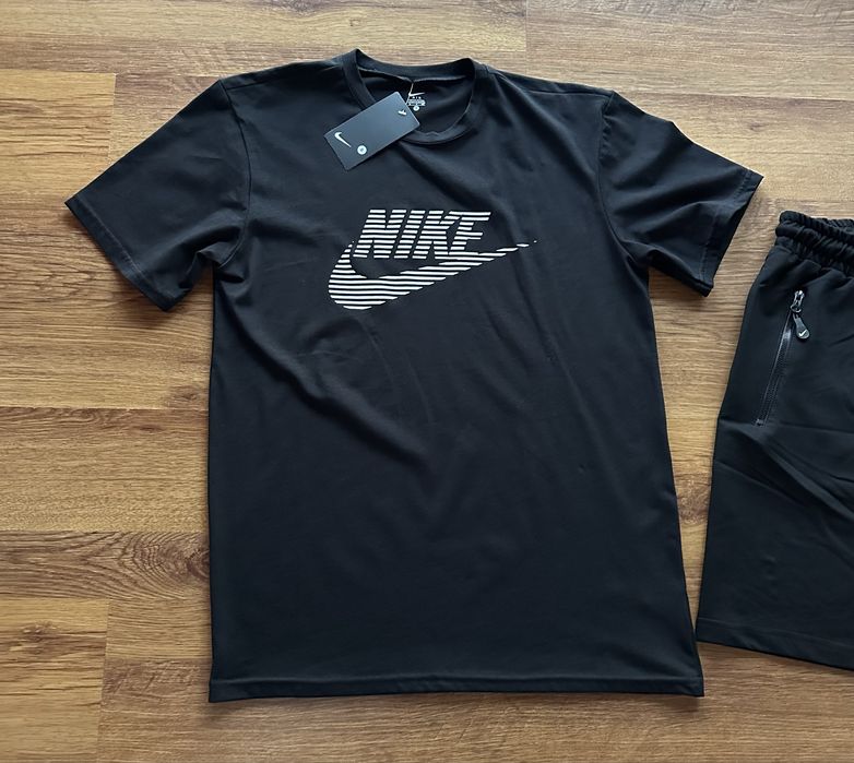 Мъжки,памучен,черен къс екип Nike с гумирано лого и ципове на джобовете